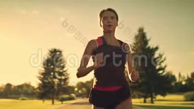 运动女人在日落时跑步。 公园户外运动的女跑步者